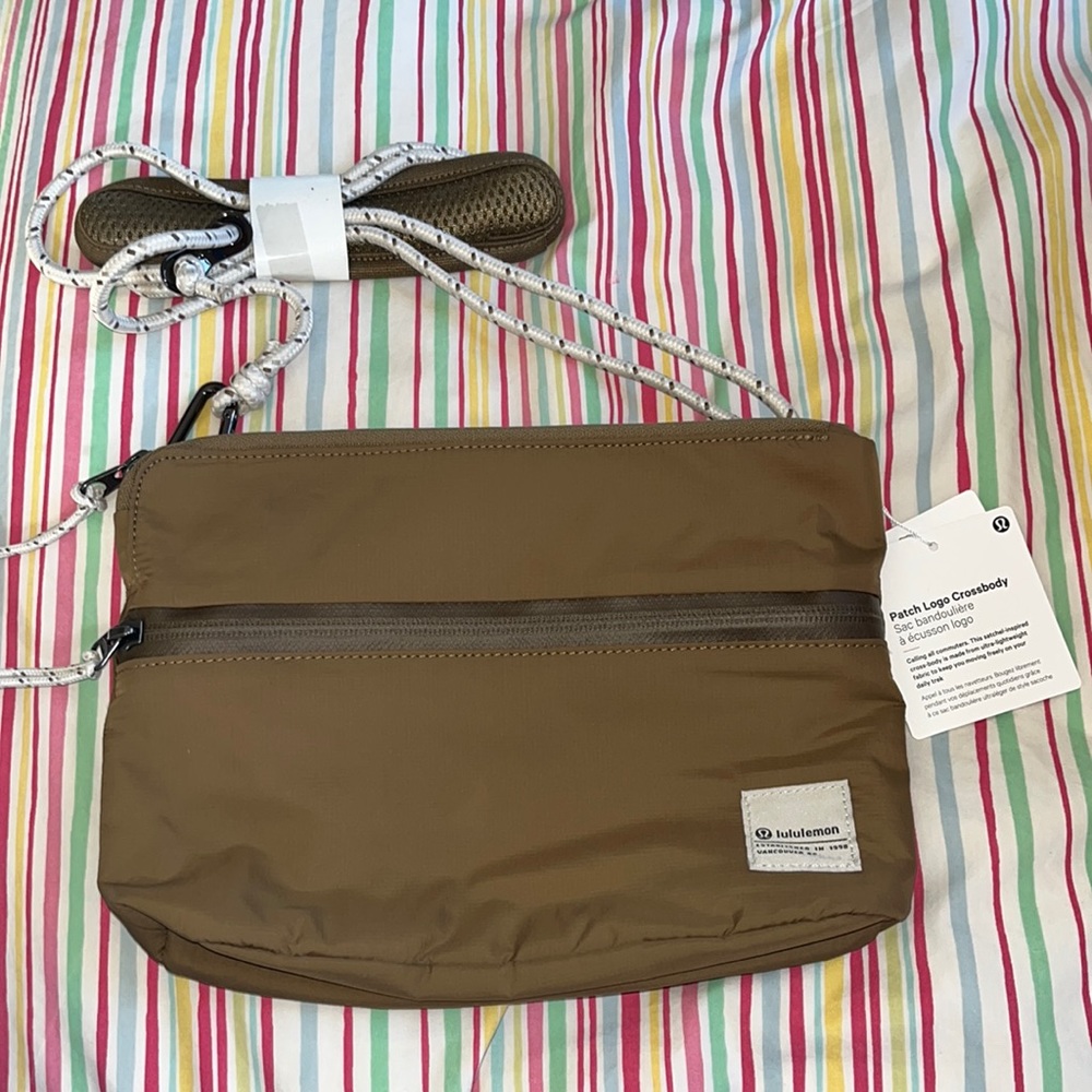 NWT-lululemon logo crossbody. 3 pockets. Trendy and cute.